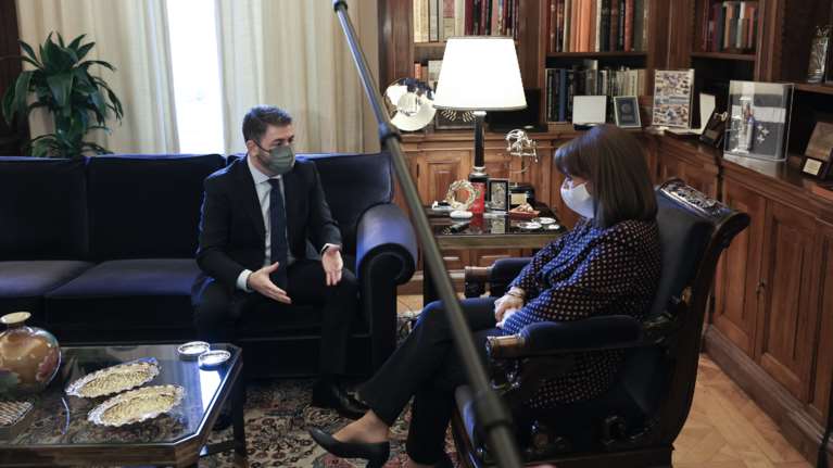 Η πρώτη συνάντηση του Νίκου Ανδρουλάκη, ως Πρόεδρος του ΚΙΝΑΛ, με την Κατερίνα Σακελλαροπούλου [Εικόνες]