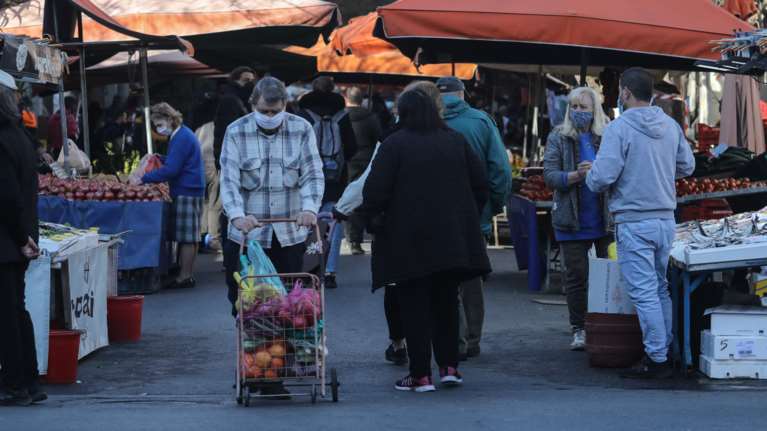 Food Pass: &#39;&#39;Παράθυρο&#39;&#39; επέκτασης και στις λαϊκές αγορές - Πώς θα λειτουργεί και ποιοι είναι οι δικαιούχοι