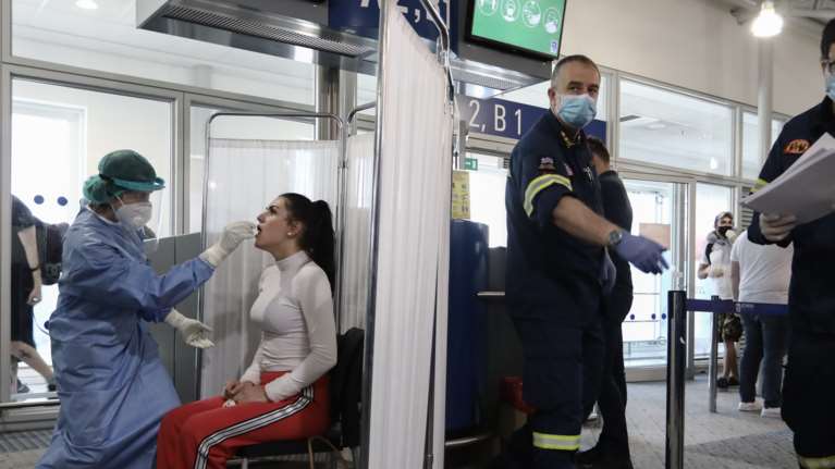 Μπαράζ ελέγχων στα αεροδρόμια για εισαγόμενα κρούσματα κορονοϊού: Εντοπίστηκαν 21 σε 9.349 επιβάτες 120 πτήσεων