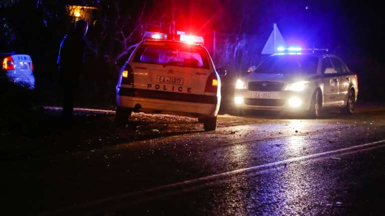 Επεισοδιακή καταδίωξη στην Αττική Οδό: Πολυτελές όχημα έσπασε τις μπάρες και μπήκε στο αντίθετο ρεύμα