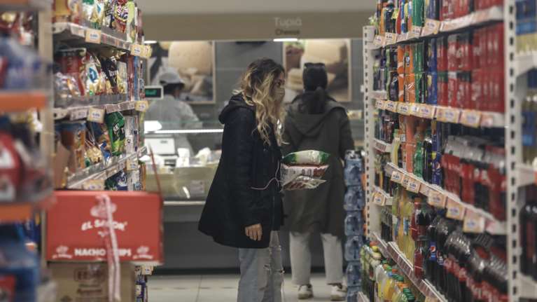 Σούπερ μάρκετ: Νέο ωράριο από σήμερα - Ανοιχτά μέχρι τις 10:30 το βράδυ