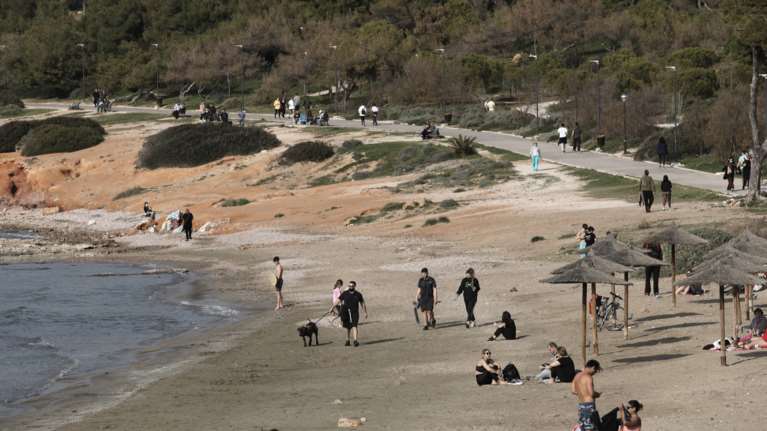 Lockdown: Στις παραλίες οι Αθηναίοι με σύμμαχο τον καλό καιρό – Αισθητά λιγότερος κόσμος στα νότια προάστια [εικόνες]
