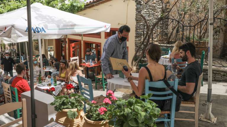 Γεωργαντάς για διαχωρισμό στην εστίαση: Με ειδική εφαρμογή ο έλεγχος των πελατών