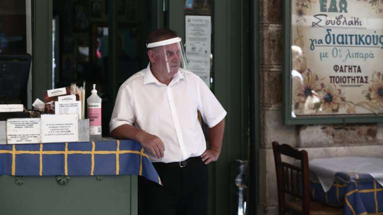 Κορονοϊός: Αναποτελεσματικές οι προσωπίδες και οι μάσκες με βαλβίδα