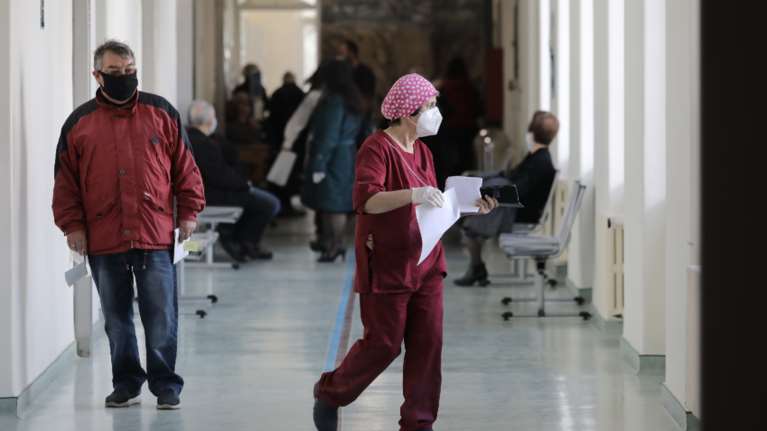 Κορονοϊός: Επιμένουν οι σκληροί δείκτες - 106 νεκροί και 568 διασωληνωμένοι, 17.662 νέα κρούσματα