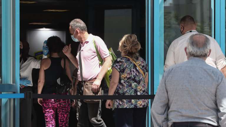 Κορονοϊός: Λιγότερες οι παρενέργειες της 3ης δόσης εμβολίου - Οσοι την κάνουν έχουν 20 φορές μικρότερο κίνδυνο νόσησης