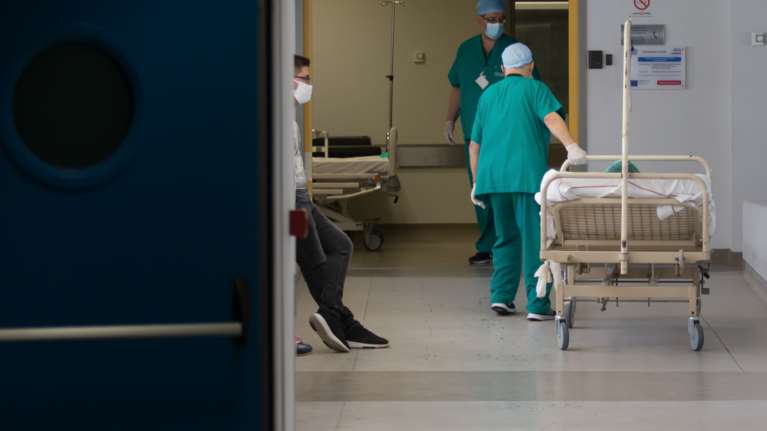 Ο κορονοϊός στην Ελλάδα: Περισσότερα τα κρούσματα, αλλά λιγότεροι οι θάνατοι και λιγότεροι ασθενείς στις ΜΕΘ