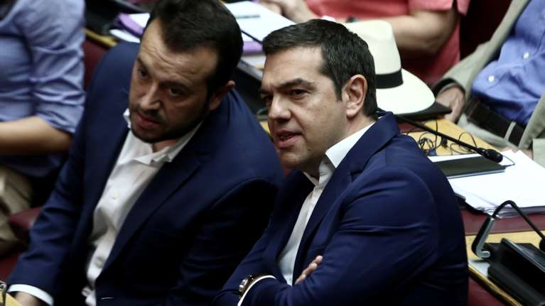 Μετωπική κυβέρνησης - ΣΥΡΙΖΑ για το σκάνδαλο με το usb Μιωνή: Στο &quot;κάδρο&quot; και ο Τσίπρας - Τι απαντά η Κουμουνδούρου