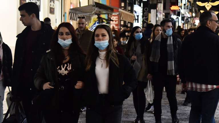 Μετάλλαξη Όμικρον: Πολλαπλασιάζεται πολύ γρηγορότερα από τη Δέλτα - Ετσι θα μάθουμε αν προκαλεί πιο πολλές σοβαρές λοιμώξεις