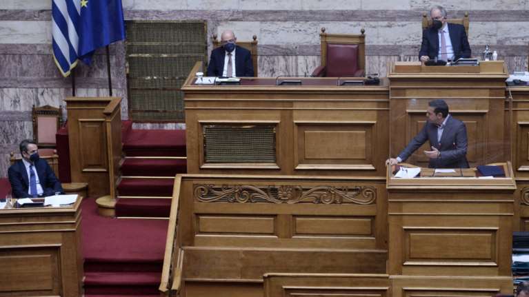 Κόντρα Τσίπρα - κυβέρνησης: &quot;Ο Μητσοτάκης ίσως δραπετεύσει με εκλογές&quot; - &quot;Εκτός τόπου και χρόνου ο πρόεδρος του ΣΥΡΙΖΑ&quot;