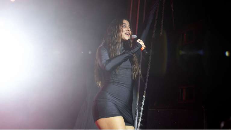 Μαρίνα Σάττι: Πόσο κοστίζουν τα ρούχα που φόρεσε στο βίντεο κλιπ για το Ζάρι [βίντεο]