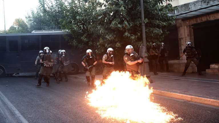 Τραυματισμός αστυνομικού στο Σύνταγμα - Ποινική δίωξη για απόπειρα ανθρωποκτονίας