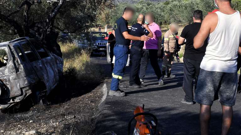 Φρίκη στην Κορινθία: Απανθρακωμένος στο ΙΧ του βρέθηκε ο ιερέας της Αλμυρής [Εικόνες-Βίντεο]