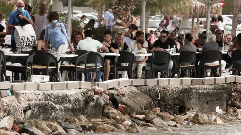 Κορονοϊός: Σε ποιες περιοχές της Αττικής η θετικότητα ξεπέρασε το 1% - &quot;Έκρηξη&quot; σε Μύκονο, Ρέθυμνο και Γρεβενά