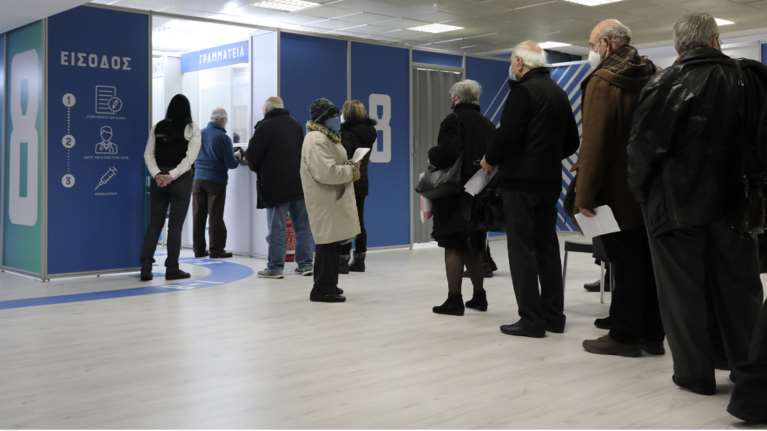 Διορία 45 ημερών στους άνω των 60 ετών να εμβολιαστούν, αλλιώς πρόστιμο 100 ευρώ τον μήνα