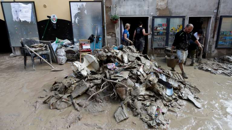 Βούλιαξαν πόλεις στην Ιταλία από τις πλημμύρες: Δέκα νεκροί, τέσσερις αγνοούμενοι [εικόνες - βίντεο]