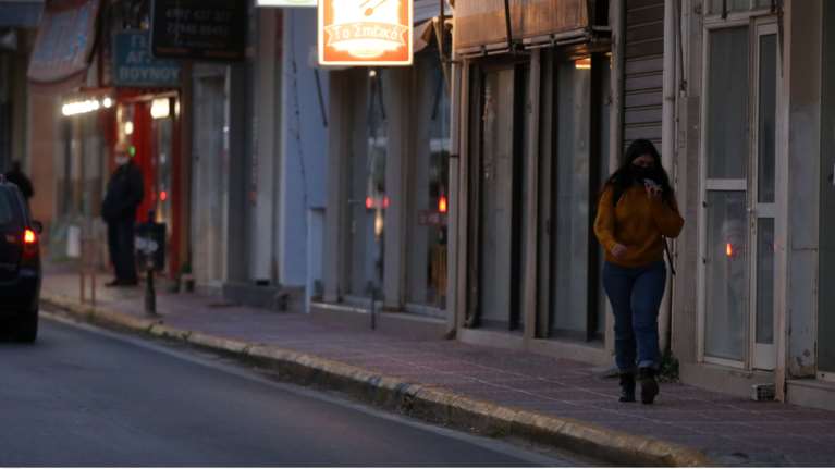 Κορονοϊός: Φόβοι για νέα τοπικά lockdown - Ποιες είναι οι &quot;πορτοκαλί&quot; περιοχές που κινδυνεύουν να γίνουν &quot;κόκκινες&quot;