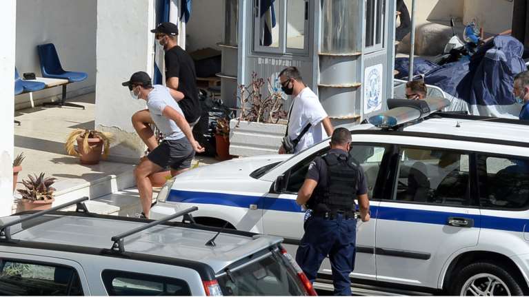 Στον Εισαγγελέα Σύρου ο αρχηγός της Μάντσεστερ-Ο αγριος καβγάς στη Μύκονο και η συγνώμη στους αστυνομικούς [Εικόνες-Βίντεο]