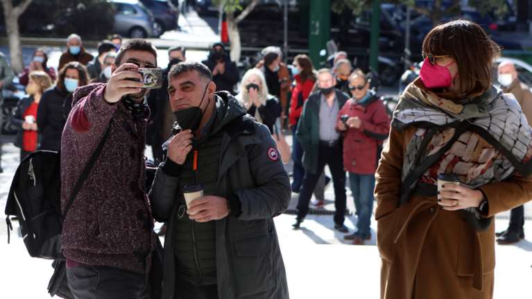 Στον Άρειο Πάγο για 4 βαριές κατηγορίες ο Κώστας Βαξεβάνης- Συγκέντρωση φίλων του έξω από το δικαστήριο [εικόνες]