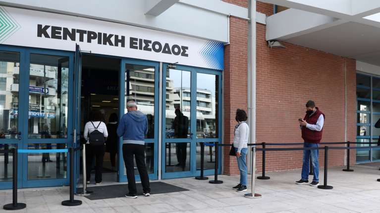 Χαμός από τους 30-39 και 40-44 για τα ραντεβού εμβολιασμού: Ανοίγουν νέα εμβολιαστικά κέντρα μετά την τεράστια ζήτηση