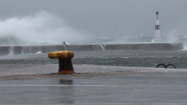 Καταιγίδες, χιόνια και πτώση της θερμοκρασίας το Σάββατο