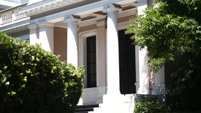 Παρακολουθήσεις: Συνεχείς πρωτοβουλίες από την κυβέρνηση – Σφυροκόπημα από την αντιπολίτευση