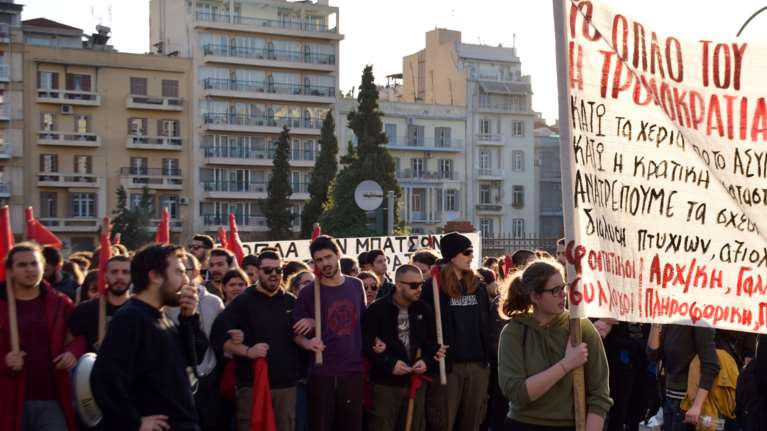 Θεσσαλονίκη: Πορείες εθνικιστών και αντιεξουσιαστών στο κέντρο της πόλης (video)