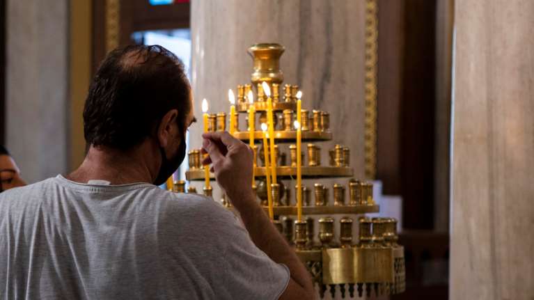 Η Ιερά Σύνοδος προτρέπει τους πιστούς να κάνουν εμβόλιο: &quot;Προστατεύει από τη μετάλλαξη Δέλτα - Εξωπραγματικές θεωρίες τα μικροτσίπ&quot;