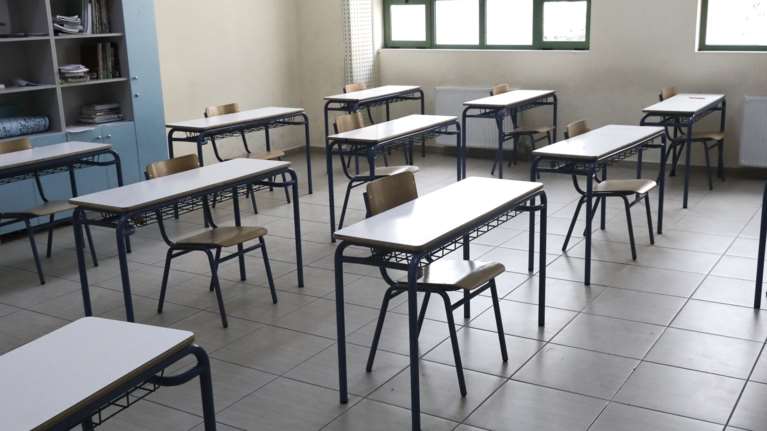 Ετσι θα λειτουργούν από Δευτέρα τα σχολεία: Τάξεις 15 μαθητών, με αποστάσεις τα θρανία και μεμβράνη στα πληκτρολόγια [έγγραφο]