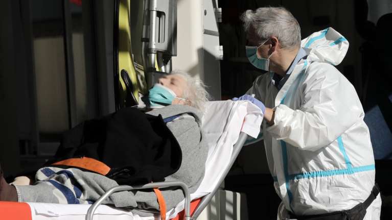 Κορονοϊός: Άσχημα νέα με 84 νεκρούς σε μια μέρα - 549 διασωληνωμένοι και 1.388 νέα κρούσματα