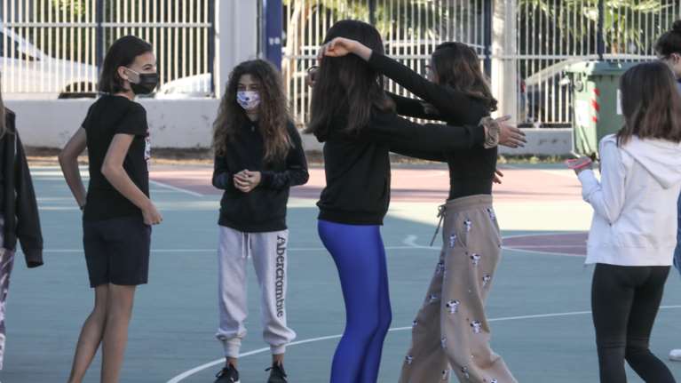 Άνοιγμα σχολείων: Αγκαλιές στο προαύλιο, δηλώσεις self test στα χέρια και μέτρα στις αίθουσες [εικόνες]