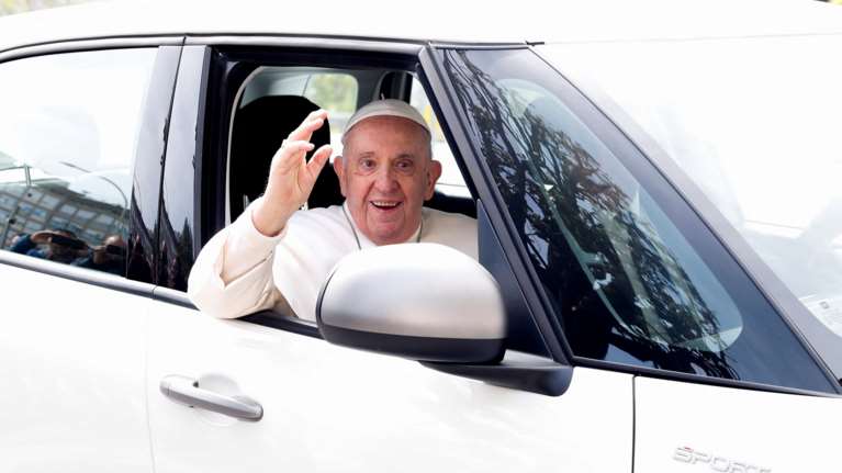 Πήρε εξιτήριο από το νοσοκομείο ο Πάπας Φραγκίσκος - "Είμαι ακόμη ζωντανός" είπε αστειευόμενος