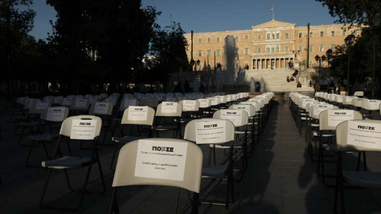 &quot;Παρατεταγμένες&quot; άδειες καρέκλες στο Σύνταγμα και άλλες πόλεις - Διαμαρτυρία των καταστηματαρχών εστίασης [Εικόνες]