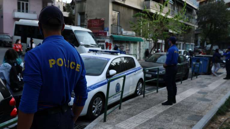 Κωδικός &quot;Πάσχα&quot;: Μπαράζ ελέγχων της ΕΛΑΣ σε καταστήματα, εκκλησίες, κορονοπάρτι και κορονο-μαζώξεις σε σπίτια