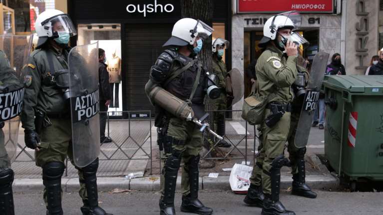 Επιτρέπονται οι συγκεντρώσεις μέχρι 100 άτομα έως την 1η Φεβρουαρίου - Ολο το παρασκήνιο - Τι δεν αφορά