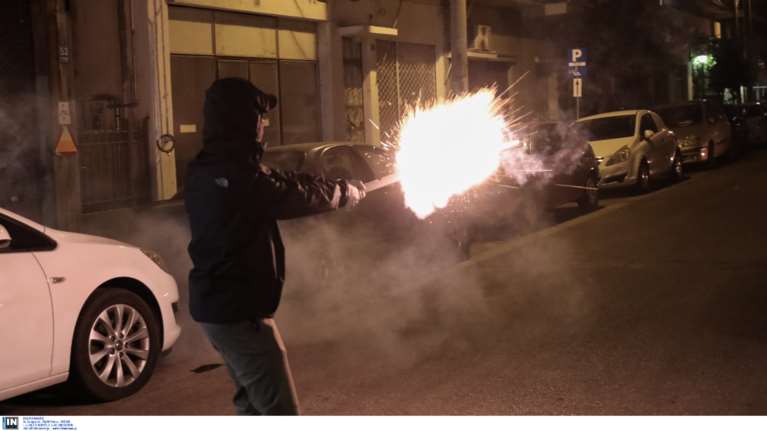 Παύλος Φύσσας: Επεισόδια στη Νίκαια στο τέλος της πορείας με πέτρες και μολότοφ - 8 χρόνια από τη δολοφονία του