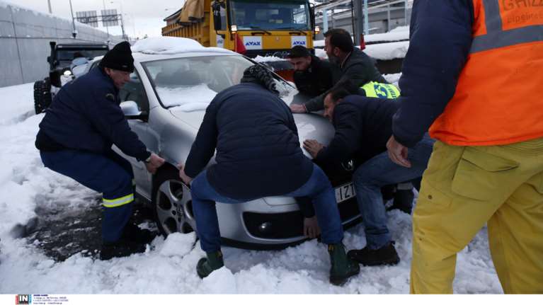 Αττική Οδός: Ανδρες των ΜΑΤ με φτυάρια προσπαθούν ν΄ απεγκλωβίσουν τα παγωμένα οχήματα [βίντεο]