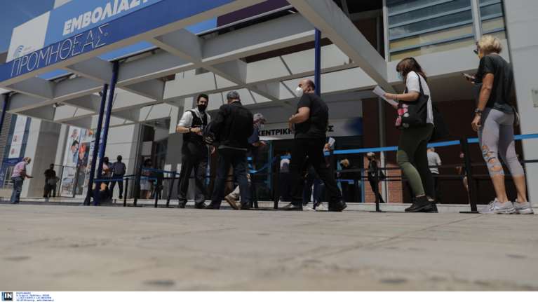 Εμβολιασμοί: Ανάρπαστα τα ραντεβού - Κλείστηκαν 107.000 την Πέμπτη - Εχουν εκδοθεί ήδη 350.000 πιστοποιητικά