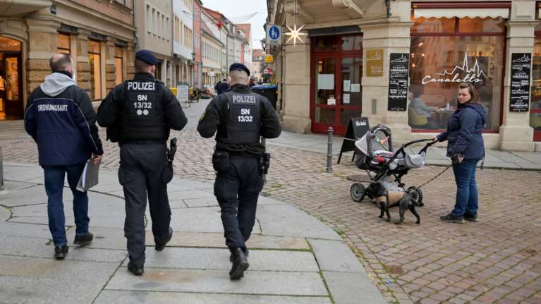 Γερμανία: Lockdown δείχνει ο υπουργός Υγείας - &quot;Να τραβήξουμε δυνατά χειρόφρενο&quot; - Μεταφέρουν ασθενείς με πολεμικά αεροπλάνα