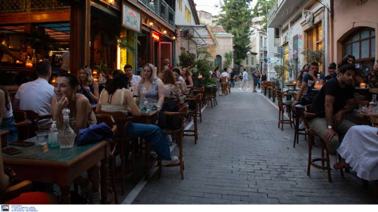 Δυσκολεύει και ακριβαίνει... η ζωή για τους ανεμβολίαστους- Οριστικά εκτός από εστιατόρια, μπαρ και γήπεδα