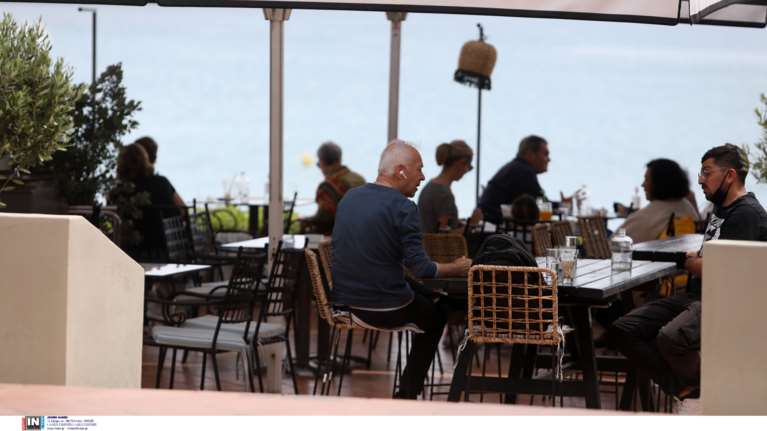 &quot;Φρένο&quot; στους κλειστούς χώρους εστίασης: Σχέδιο να μπαίνουν μόνο οι εμβολιασμένοι – Τι θα γίνει με τις μάσκες