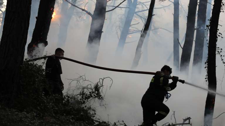 Φωτιά στην Αττική: Μάχη με τις αναζωπυρώσεις σε Πάρνηθα, Θρακομακεδόνες και Άγιο Στέφανο
