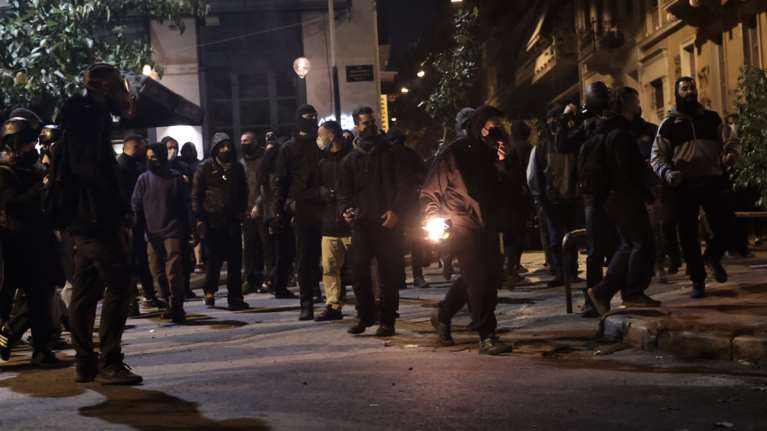 Επέτειος Γρηγορόπουλου: Επεισόδια και πετροπόλεμος στα Εξάρχεια - Χημικά και μολότοφ στην πορεία της Θεσσαλονίκης [εικόνες-βίντεο]