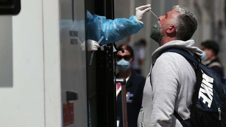Κορονοϊός: Στα ύψη ξανά τα νέα κρούσματα - Πληροφορίες για λίγο κάτω από 4.000