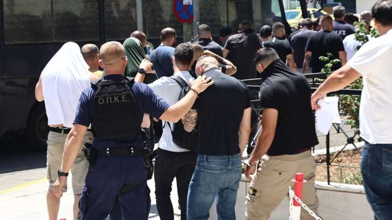 &quot;Καμιά φάπα θα ρίξουμε;&quot;: Οι διάλογοι των μπράβων - χούλιγκαν με αντιδήμαρχο και την έγκλειστη &quot;Λένα&quot;