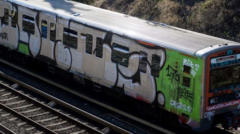 Τρόμος στον ΗΣΑΠ: Άνοιξαν εν κινήσει όλες οι πόρτες συρμού την Πρωτοχρονιά, καταγγέλλουν οι εργαζόμενοι
