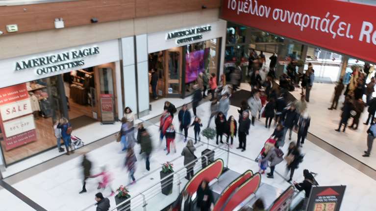 Γιατί οι λοιμωξιολόγοι λένε όχι στο άνοιγμα των Malls και των κέντρων αισθητικής- Τα επιχειρήματα