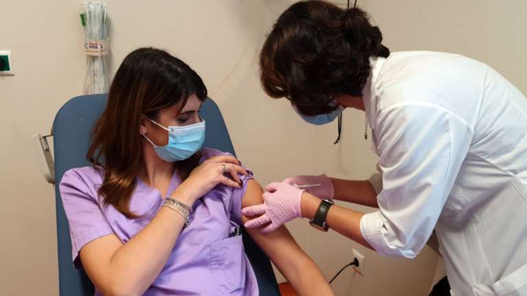 Εμβολιασμοί: Τι ισχύει για όσους νόσησαν από κορονοϊό ανάμεσα σε πρώτη και δεύτερη δόση