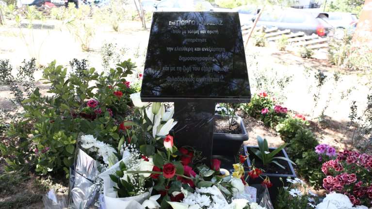 Γιώργος Καραϊβάζ: Ένας χρόνος από τη δολοφονία του δημοσιογράφου - Τελέστηκε τρισάγιο στη μνήμη του [εικόνες]