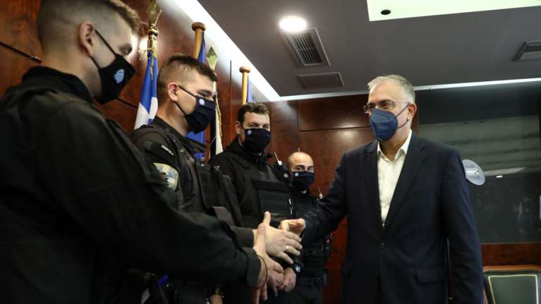 Θεοδωρικάκος: Συγχαρητήρια στους αστυνομικούς για τη στήριξη σε ηλικιωμένο ζευγάρι που έπεσαν θύματα ληστείας